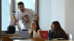 'HABLANDO CON COMIDA EN LA CARA en la BIBLIOTECA 