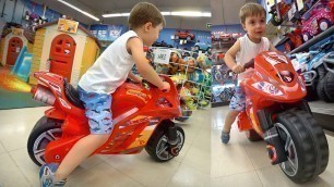 'MOTO DE BRINQUEDO NA LOJA TOYS R US!! PJ Masks, Lego, Hand Spinners e Restaurante Chinês'