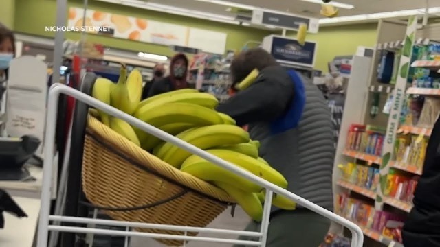 'EXCLUSIVE: Photographer captures bizarre theft turned food fight in San Francisco Walgreens'