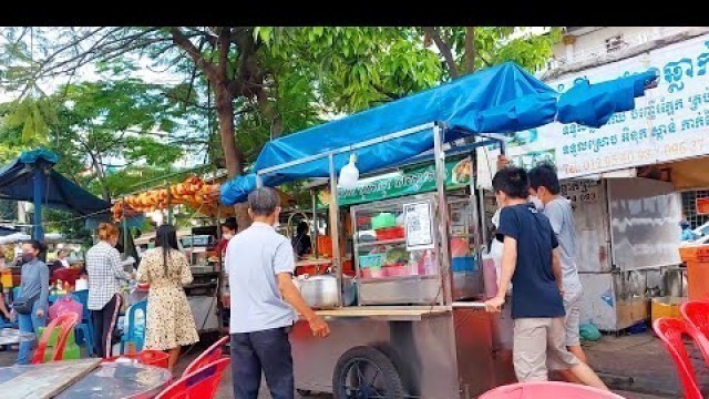 'Street Food Cart in Cambodia! Best Beef Noodle Soup, KuyTeav Soup at Toul Tompoung Market'