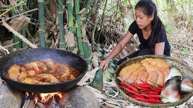 'Survival in the rainforest: Cooking Egg fish Chili delicious with Bamboo shoot for Lunch ideas'