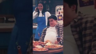 'fat Joey | Doing his how you doing to food #friends #joeytribbiani #monicageller'