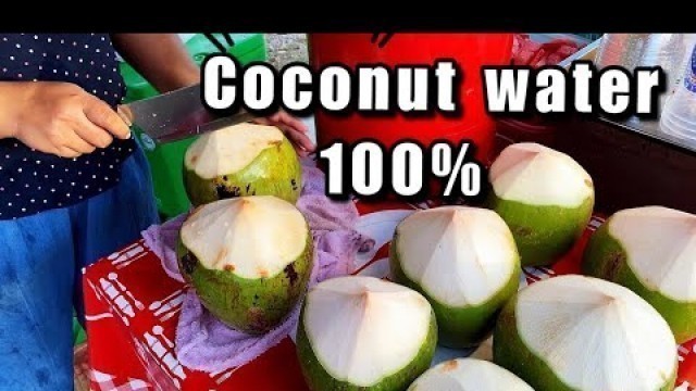 'Young coconut water 100%, Thai street food cart'