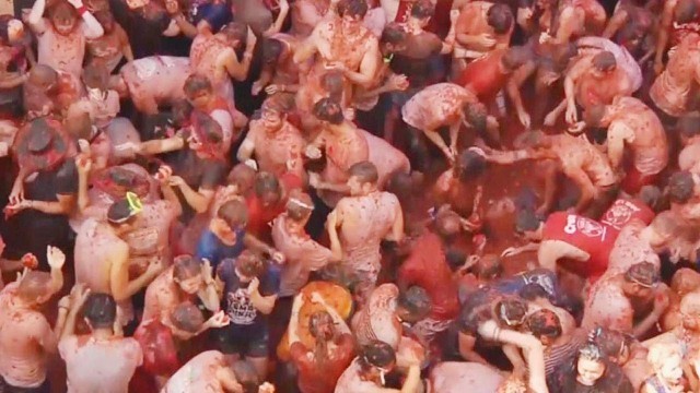 'Food Fight! 20,000 People Toss Tomatoes at Spain\'s La Tomatina'