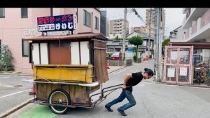 '【street food 屋台】A young man pulls and sets up his handcart by only human power.'