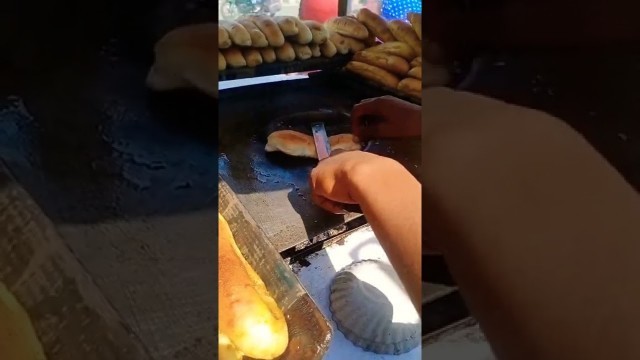 'Delhi Best Hotdog in Delhi On Ring Food Cart || Street Food Delhi #shorts #short #food'