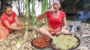 'Survival in The rainforest: Cooking Bamboo shoot with Hot Fish paste Chili for Lunch ideas in Jungle'