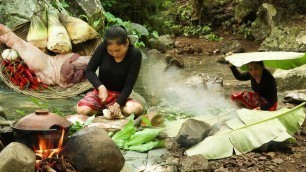 'Cooking Soup pig legs with bamboo shoot - women Cook Food When it rains in the wild # 295'