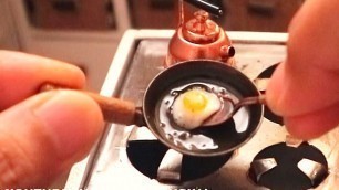 'MINIATURE COOKING BACON & EGG 1:12 SCALE |MINI Food | 朝食のためのバコーン＆エッグ  아침 식사를위한 베이비 시터'