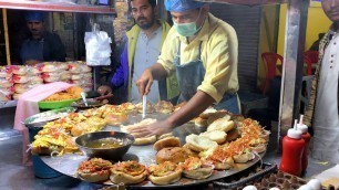 'Super Fast BURGER MAKING | Ande Wala Burger at Street Food Karachi Pakistan'