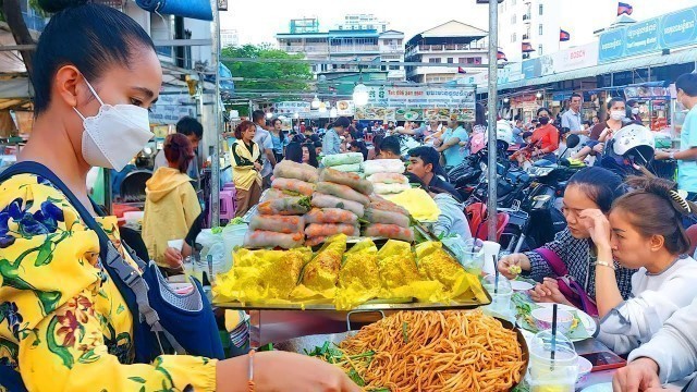 'BEST Cambodian Street Food - Fried Noodles, Yellow Pancake, Beef Noodle Soup, Fruit Smoothie'