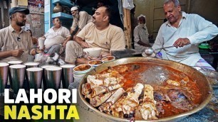 'Old Lahore Street Food | Jeda Lassi, Tara Bong Paye, Hafiz jee Chanay | Subha ka Nashta | Pakistan'