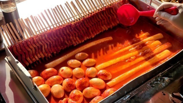 'Spicy rice cake (Tteokbokki), Spicy fish Cake - Korean street food'