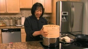 'Helen Chen Episode 2 - Bamboo Steamer demo (Helen\'s Asian Kitchen with BigKitchen.com)'