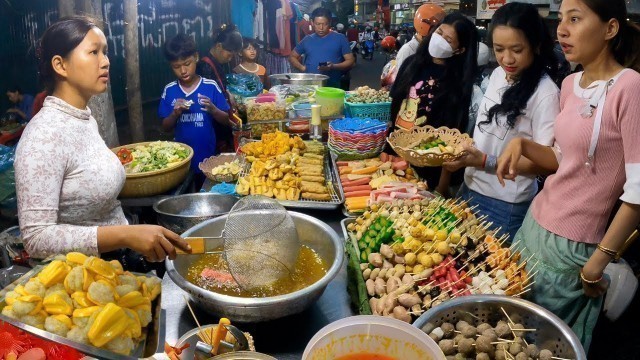 'Cambodian street food - Delicious Rice, Fried Meatballs & Khmer Dessert @ Phnom Penh Market Tour'