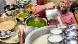 'Famous Bohri Kaka Soup | Street Food Chicken Corn soup in Karachi Pakistan | Spicy Hot Soup'