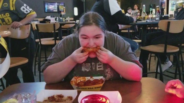 '14 year old girl takes on the Buffalo Wild Wings Blazin\' challenge'