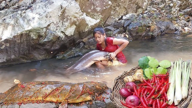 'Amazing catch a big catfish for food of survival - Big fish grilled spicy chili for dinner'