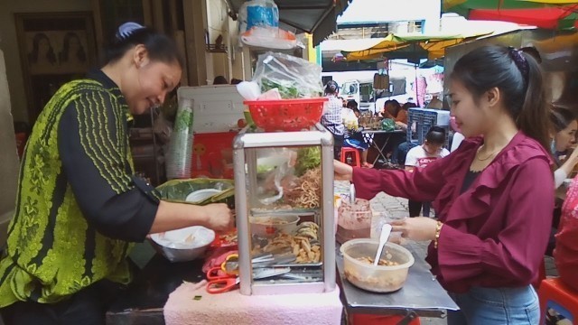 'Breakfast At Boeung Trabaek Market-Noodle Fish Soup(Vietnamese Noodle)And Fresh Food-People And Food'