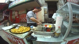 'A Street Food Market in Wuhan (武汉)'