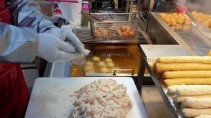 'Fried fish cake. Korean street food in myeondong. / 친절한 사장님의 즉석 튀김 오뎅'