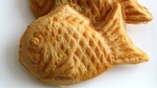 'Korean fish-shaped bread with red bean filling (Bungeoppang: 붕어빵)'