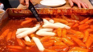 'Spicy rice cake (Tteokbokki) - Korean street food'