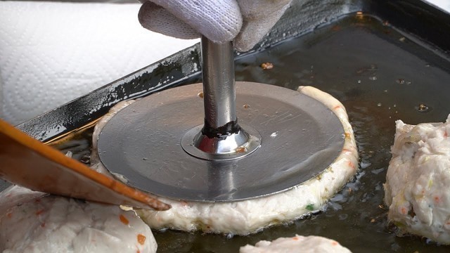 'Fish cake Pancake (Japchae Hotteok)/어묵으로 만든 따끈한 잡채호떡-Korean street food'