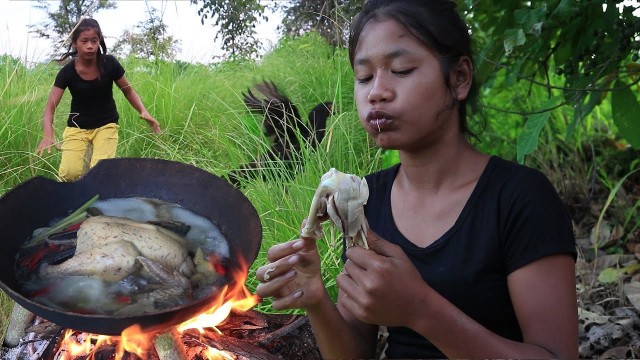 'Surprising to meet chickens for food in the forest - Delicious Chicken Soup for Lunch ideas'