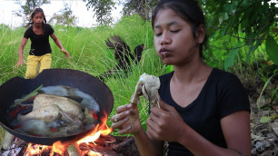 'Surprising to meet chickens for food in the forest - Delicious Chicken Soup for Lunch ideas'