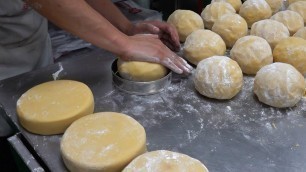 'Taiwanese Traditional Pie (Pastry) Making / 狀元餅製作 - Taiwanese Food'