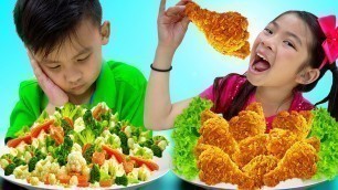 'Emma and Jannie Eat and Cook Healthy Food and Fried Chicken | Funny Food Toys Video for Kids'