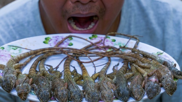 'Wow! Black Men Cooking Lizard For Eating With Raw Chilli Recipe in Village - Spicy Foods'