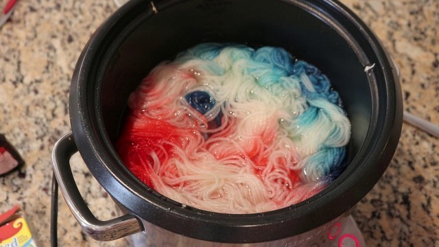 'Dyepot Weekly #81 - Space Dyeing Yarn in a Slow Cooker with Food Coloring'