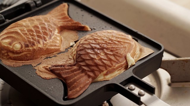 '[4K] 붕어빵 :  Korean Street Food Bungeoppang (Fish-shaped bread) | Honeykki 꿀키'