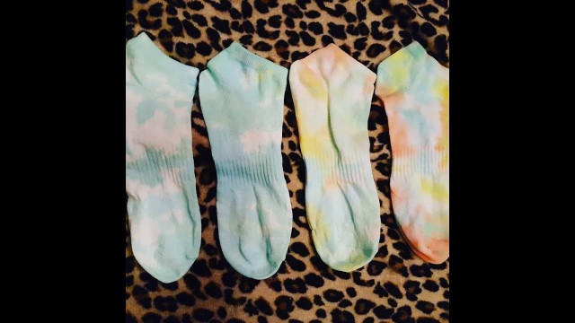 'DIY Tie dye socks using food coloring'