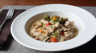 'Chicken à la King Recipe - Creamy Chicken, Mushroom, and Pepper Gravy'