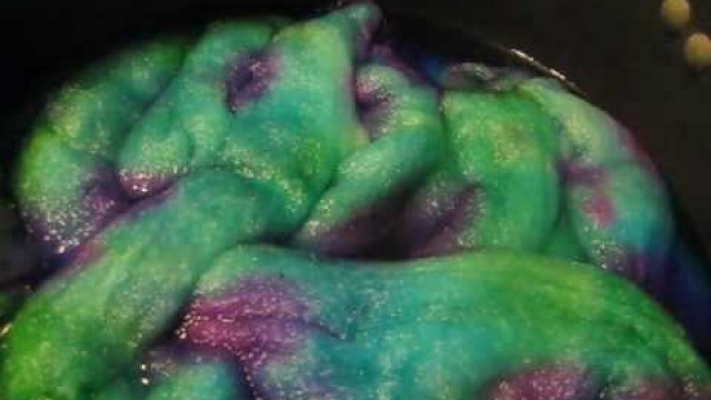 'Dyeing Experiment - How to Space Dye Roving with Food Coloring'