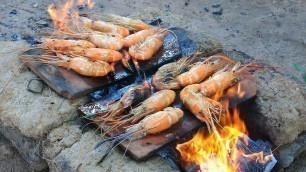 'Primitive Technology: Cooking Shrimp on the Tiles For Dinner | Cooking Seafood'