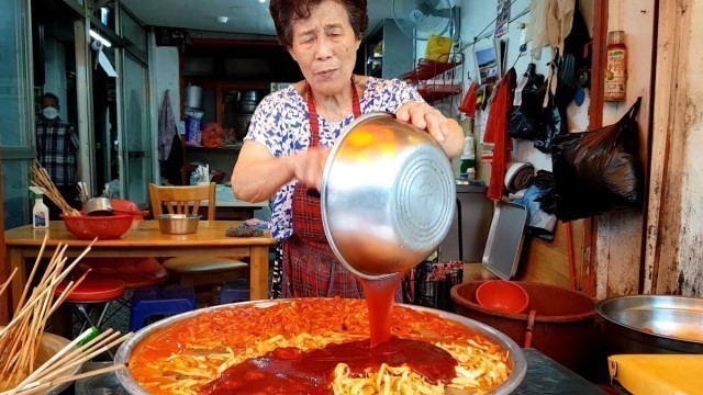 '분식 떡볶이 맛집 40년~부산 무 떡볶이 / 길거리음식 시장 Popular snacks in Korea market / Korean street food'