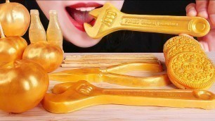 'ASMR GOLD FOOD: CHOCOLATE TOOLS, GOLD NIK L NIP WAX BOTTLES, OREOS, POCKY EATING SOUNDS 咀嚼音 초콜릿 먹방'