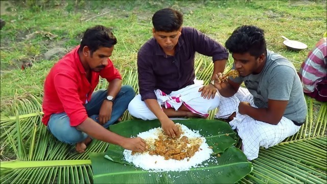 'CHETTINAD CHICKEN CURRY / Cooking Eating Delicious / Chicken Kulambu Recipe | Village Food Channel'