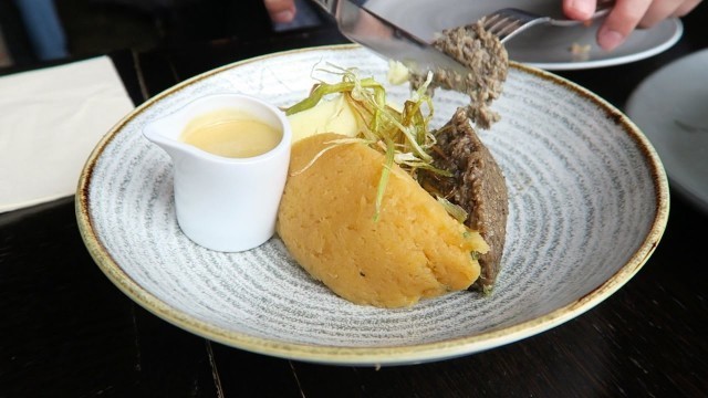 'SCOTTISH FOOD TASTE TEST - HAGGIS FOOD REVIEW'