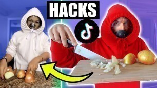 'JE MANGE qu\'avec des FOOD HACKS TIKTOK pendant 24h (une journée dans mon assiette) - CARL IS COOKING'