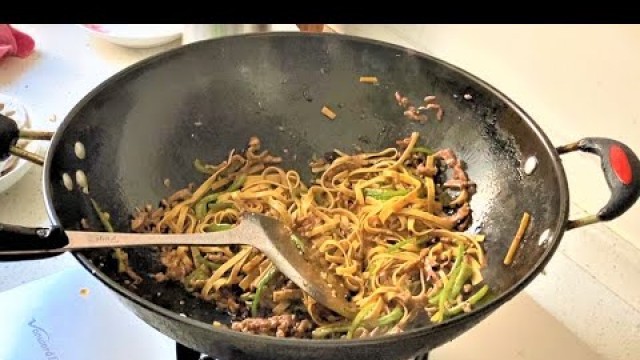 'Chinese Food-Wuhan 56 day,Daddy tofu skin fried pork with pepper delicious rice!'