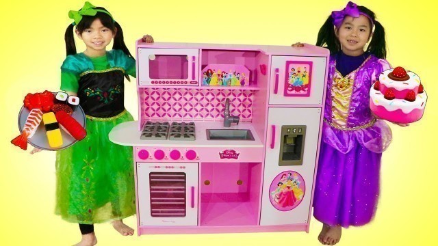 'Emma & Jannie Pretend Play Food Cooking Competition w/ Cute Kitchen Kid Toys'